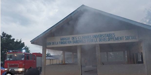 RDC : le bâtiment administratif de la morgue des Cliniques universitaires brûle