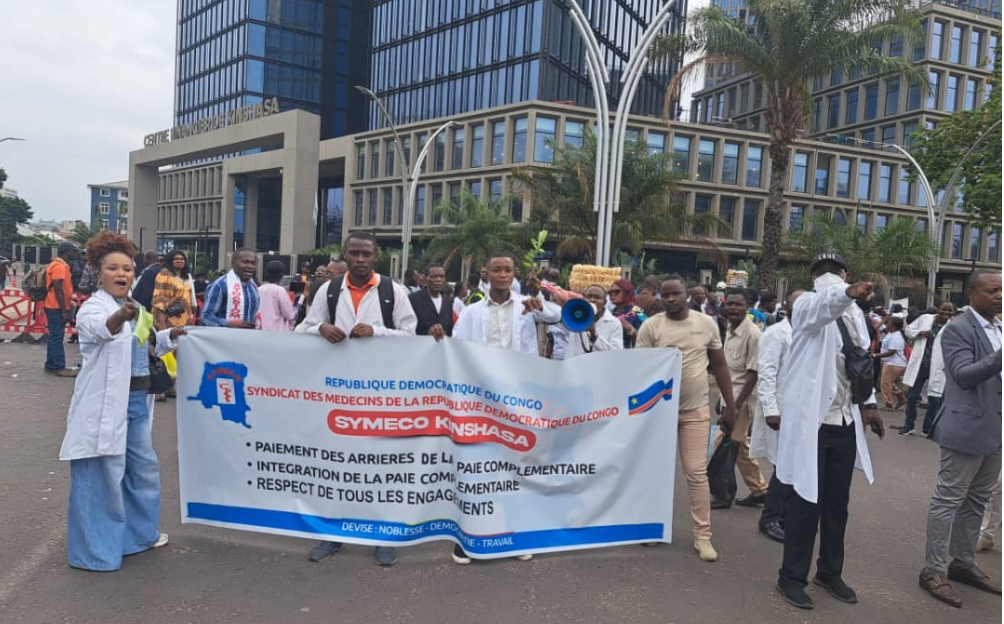 Grève des médecins en RDC : le SYMECO durcit le ton et rejette les propositions du gouvernement