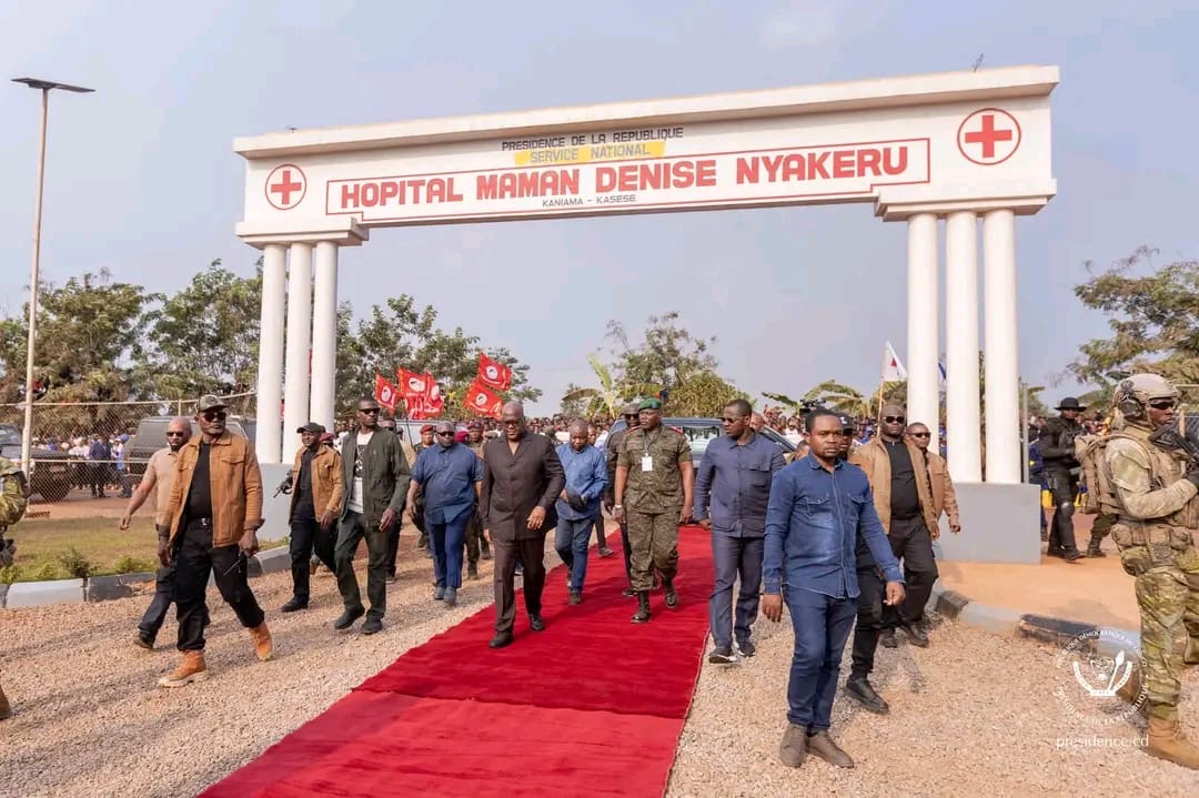 Félix Tshisekedi inaugure l’hôpital Maman Denise Nyakeru et réaffirme le rôle du Service national à Kaniama-Kasese