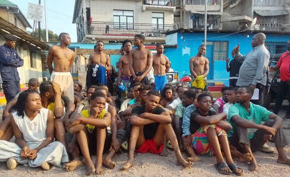Kinshasa : Coup de filet à Ngaliema – Plus de 50 « Kuluna » arrêtés dans une opération de bouclage