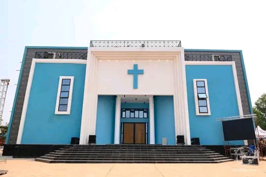 Mbuji-Mayi : Tshisekedi assiste à la dédicace de l’église Notre-Dame-de-l’Espérance et reçoit les doléances du Grand Kasaï