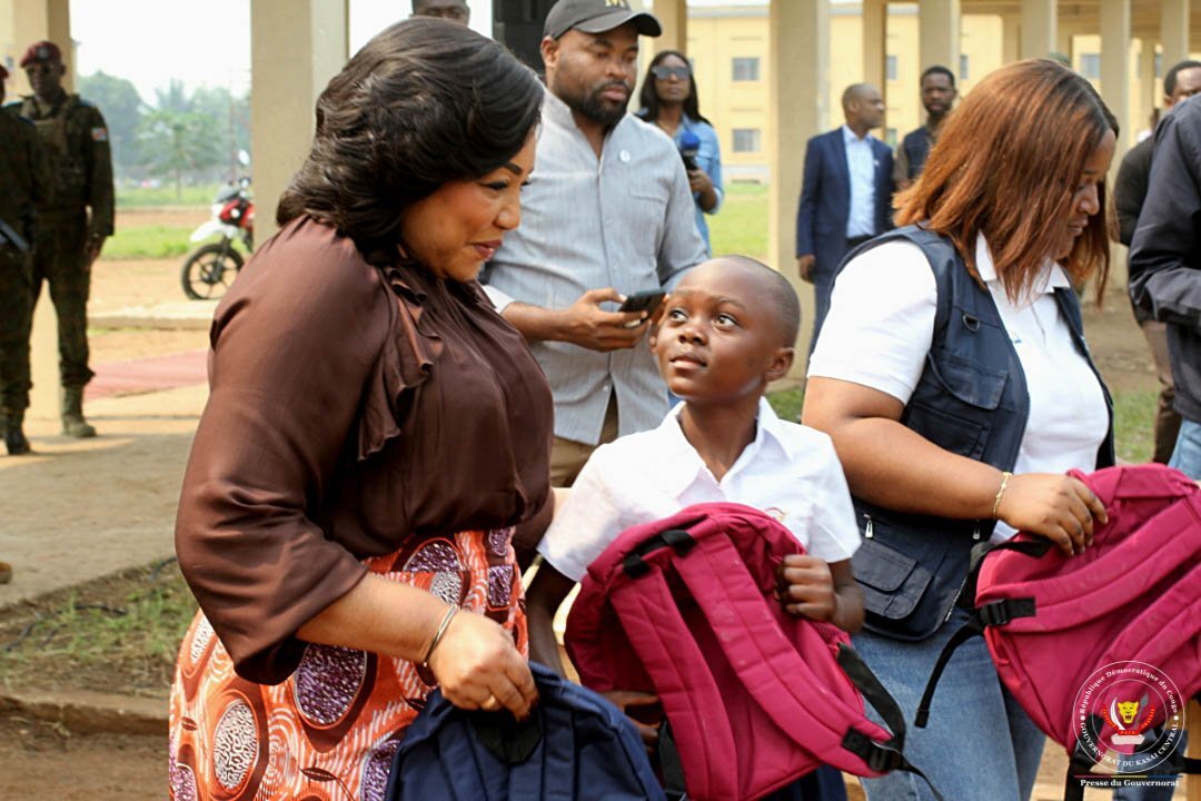 Rentrée scolaire 2026 : Denise Nyakeru Tshisekedi offre 2 000 kits aux élèves de Kananga et lance un message d’espoir