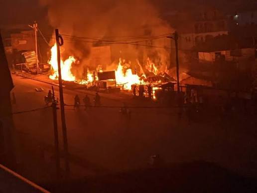 Kinshasa : un nouvel incendie ravage la salle de fêtes Bonne Auberge à Limete, l’absence des pompiers relance la polémique